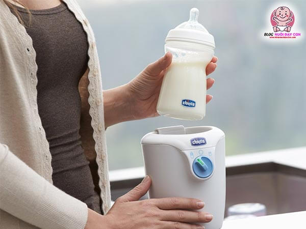 Ủ ấm sữa mẹ bằng máy hâm sữa để được bao lâu