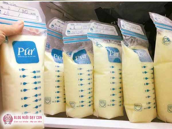 Rã đông sữa mẹ để ngăn mát