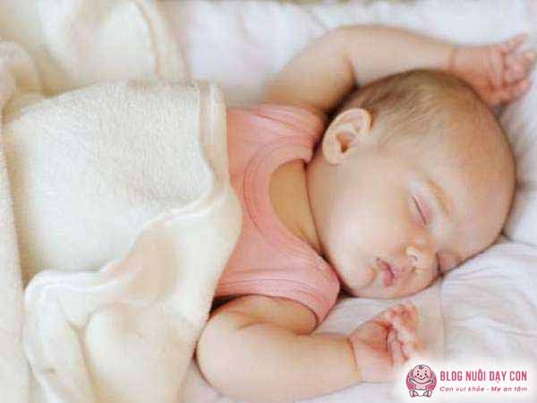 Cho trẻ ngủ ngon và đủ giấc sẽ giúp trẻ tăng chiều cao